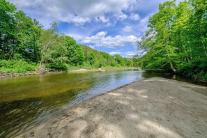 Beach - River access/Golf 2 miles/hiking/skiing/hot tub/sauna (Newry)