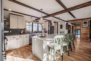 Fridge, microwave, oven, stovetop - River access/Golf 2 miles/hiking/skiing/hot tub/sauna (Newry)