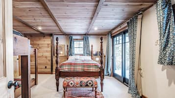 4 bedrooms, desk, WiFi, bed sheets