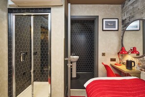 Habitación individual básica | Ropa de cama hipoalergénica y escritorio