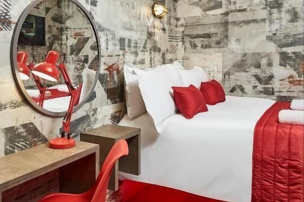 Quarto casal básico | Roupas de cama antialérgicas, escrivaninha