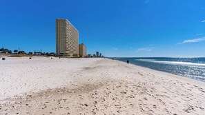 Una spiaggia nelle vicinanze