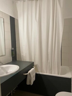 Habitación doble Confort | Baño | Tina, secadora de cabello, toallas, jabón 