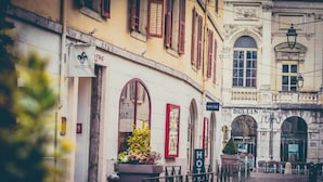 Una calle adoquinada con un hotel llamado 'NOCHE' y 'DULLIN' enfrente.