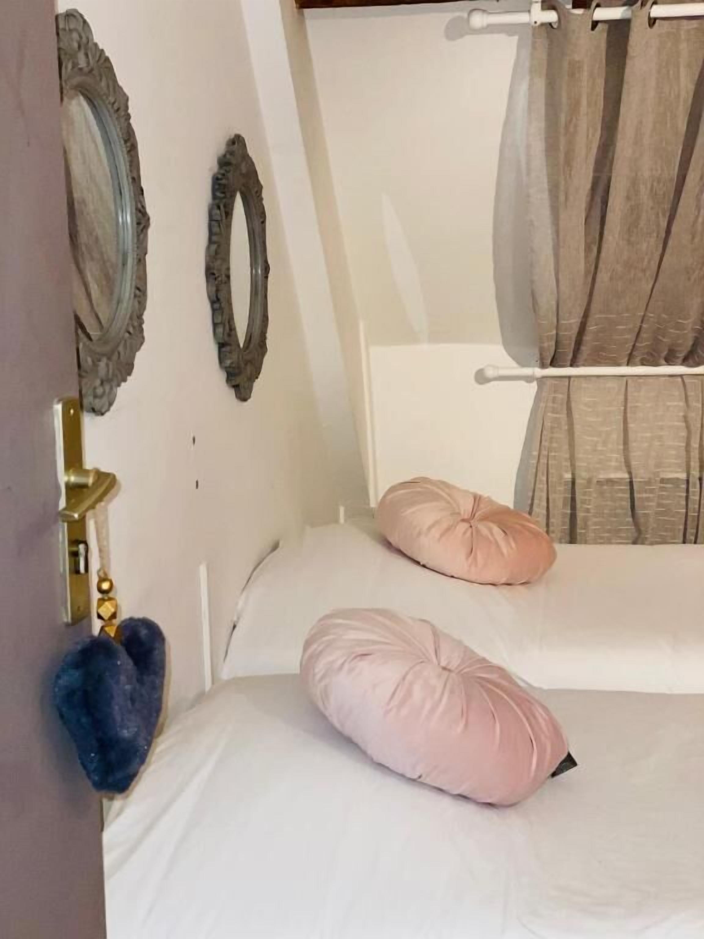 Habitaci ón básica con 2 camas individuales | Escritorio y wifi gratis 