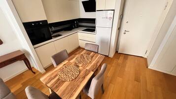 Réfrigérateur, four, lave-vaisselle, cafetière/bouilloire