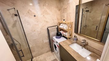 Douche, sèche-cheveux, serviettes fournies, savon