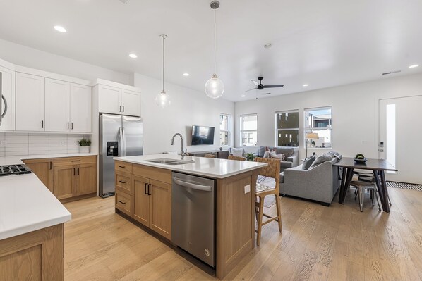 Frigorífico, microondas, horno y placa de cocina