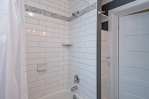 Shower, towels - Downtown Villa Steps to the Beach (Ocean City)