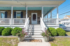 Exterior detail - Downtown Villa 4BR 2BA Home Oceanside by Beach (Ocean City)
