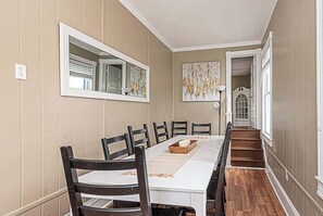 Dining - Downtown Villa 4BR 2BA Home Oceanside by Beach (Ocean City)