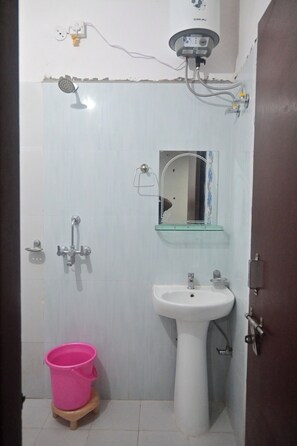 Een douche, gratis toiletartikelen, handdoeken, zeep