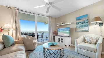 Condo Deluxe, 2 habitaciones, para no fumadores, vista a la laguna | Sala de estar | Smart TV de 50 pulgadas con canales por cable