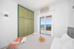 Appartement, 1 chambre, balcon, vue sur la mer | Coffre-fort, fer et planche Ă repasser