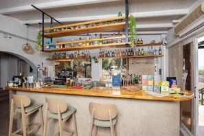 Bar junto a la piscina