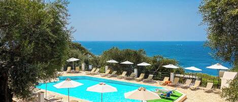 Außenpool, geöffnet von 09:00 Uhr bis 19:00 Uhr, Sonnenschirme