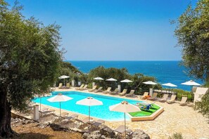 Piscine extérieure, accÚs possible de 9 h à 19 h, parasols