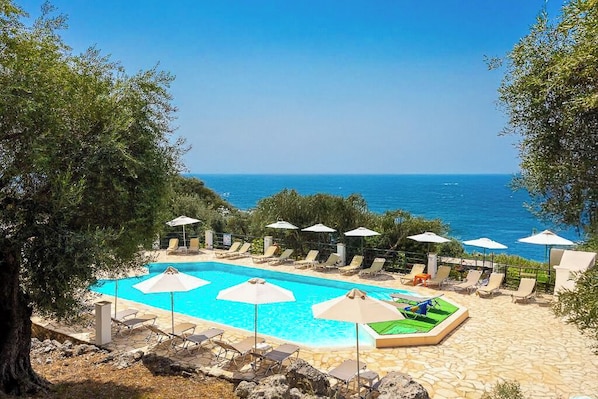 Piscine extérieure, parasols de plage, chaises longues