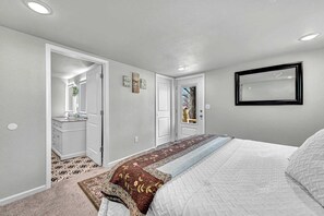 4 bedrooms, desk, iron/ironing board, WiFi