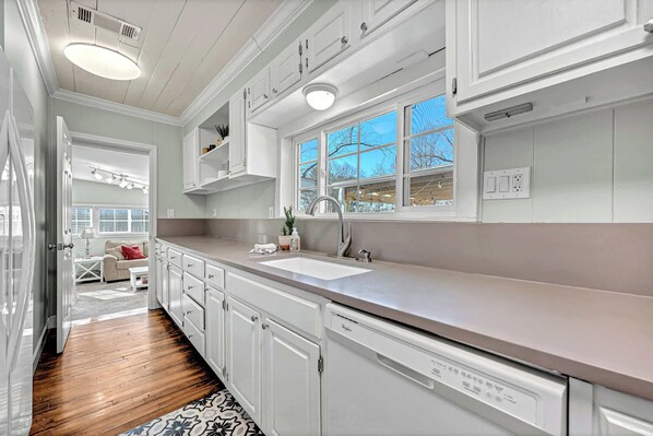 Fridge, microwave, oven, stovetop - University Place, family stay, practically on campus (Siloam Springs)