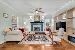 TV, fireplace, DVD player, books - University Place, family stay, practically on campus (Siloam Springs)