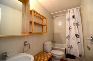 Apartment | Bathroom - Apartment in City Center Near La Platja Beach (L'Escala)