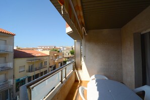 Apartment | Balcony - Apartment in City Center Near La Platja Beach (L'Escala)