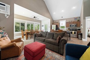 TV, fireplace - The Azure - 97 Butternut (Prince Edward)