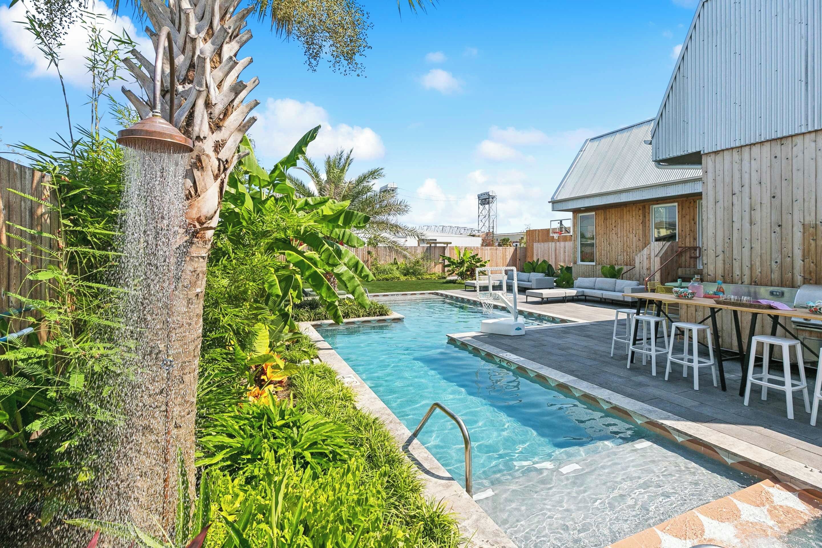 The outdoor shower, next to the pool.