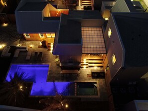 A modern house with a swimming pool, outdoor seating, and a staircase leading to the upper floor. - The Herald at CastleDay - Private Pool, Spa (New Orleans)