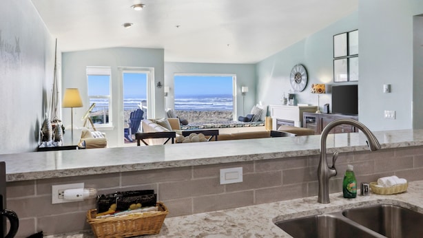 Une cuisine avec vue sur l’océan, un coin repas avec vue et un salon avec vue.