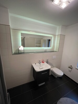 Dusj, hårføner, håndklær og såpe