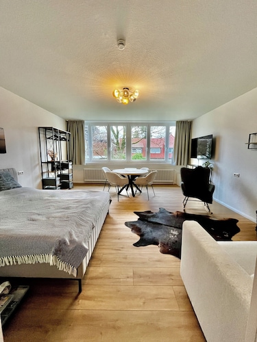 Moderne Ferienwohnung Studio LANA im Herzen von Bad Zwischenahn in erster Reihe