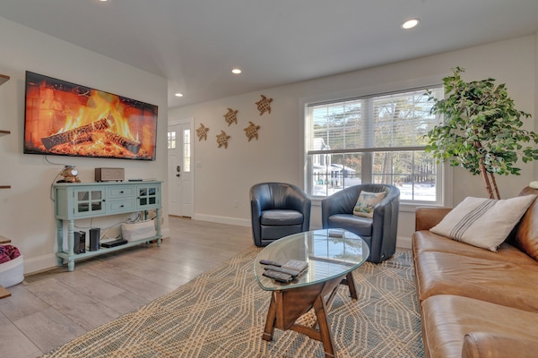 Living room - Smart ( Roku ) TV Edouard said "The location is great, especially if you want to visit the adjacent towns of Ogunquit and Kennebunk or farther out like Portland. The owners replied to all questions quickly, which was very helpful! "