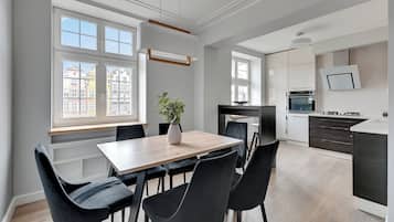 Familie appartement, uitzicht op stad | 2 slaapkamers, hypoallergeen beddengoed, individueel gedecoreerd