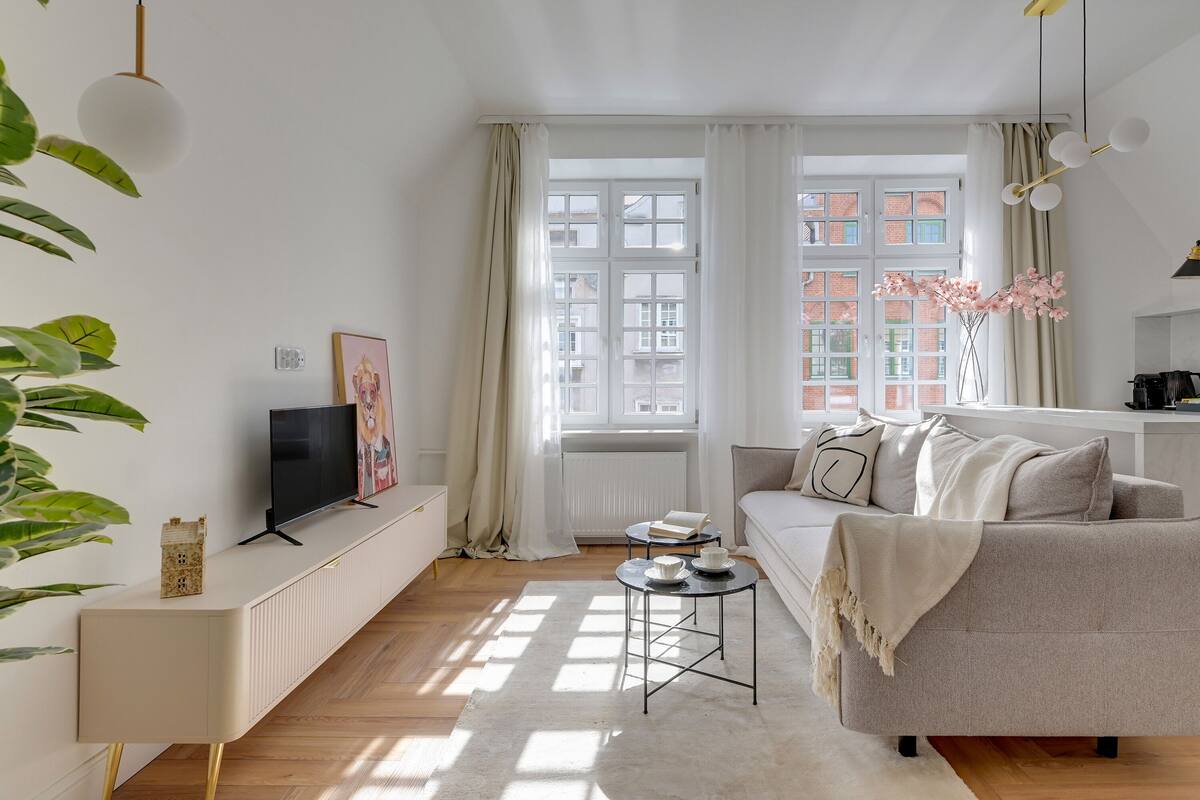 Superior-Apartment, 1 Schlafzimmer | Wohnbereich | 50-Zoll-Flachbildfernseher mit Kabelempfang