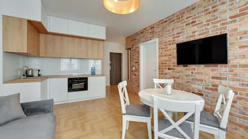 Familienapartment, Stadtblick | Eigene Kochnische | Kühlschrank, Wasserkocher mit Kaffee-/Teezubehör, Wasserkocher