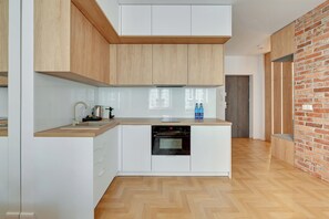 Familieleilighet, byutsikt | Eget tekjøkken | Kjøleskap, kaffetrakter/tekoker, vannkoker og høy barnestol