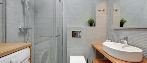 Appartement Familial, vue ville | Salle de bain | Douche, articles de toilette gratuits, sĂšche-cheveux