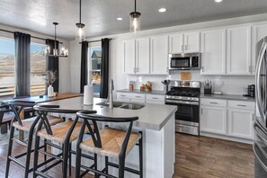 Fridge, microwave, oven, stovetop - Moose Mgmt at Coyote Ridge 1947 (Heber City)