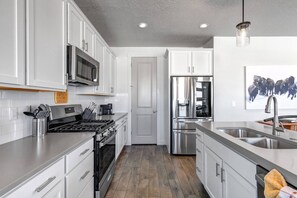 Fridge, microwave, oven, stovetop - Moose Mgmt at Coyote Ridge 1947 (Heber City)