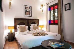 高级三人房 | 客房内保险箱、遮光窗帘、熨斗/熨板、免费 WiFi