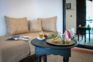 高级三人房 | 客房内保险箱、遮光窗帘、熨斗/熨板、免费 WiFi