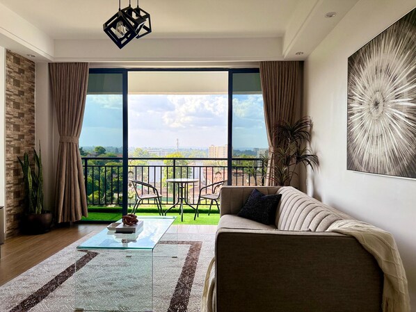 Smart TV - Luxurious 2BR Retreat with King Bed, Stunning Views, Pool, Gym & Self Check-In (Kileleshwa)