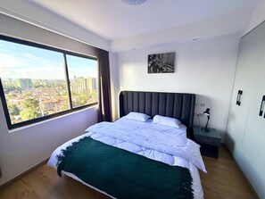 2 bedrooms, iron/ironing board, free WiFi, bed sheets - Luxurious 2BR Retreat with King Bed, Stunning Views, Pool, Gym & Self Check-In (Kileleshwa)