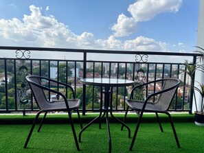 Outdoor dining - Luxurious 2BR Retreat with King Bed, Stunning Views, Pool, Gym & Self Check-In (Kileleshwa)