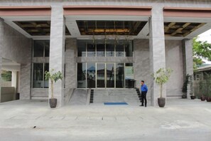 Unclassified image, 3 of 38, button - Holiday Pier Hotel (Mandalay)
