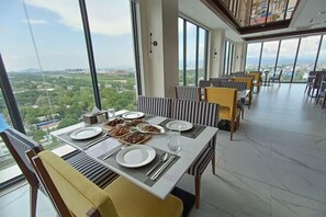 Restaurant - Holiday Pier Hotel (Mandalay)
