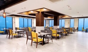 Dining - Holiday Pier Hotel (Mandalay)