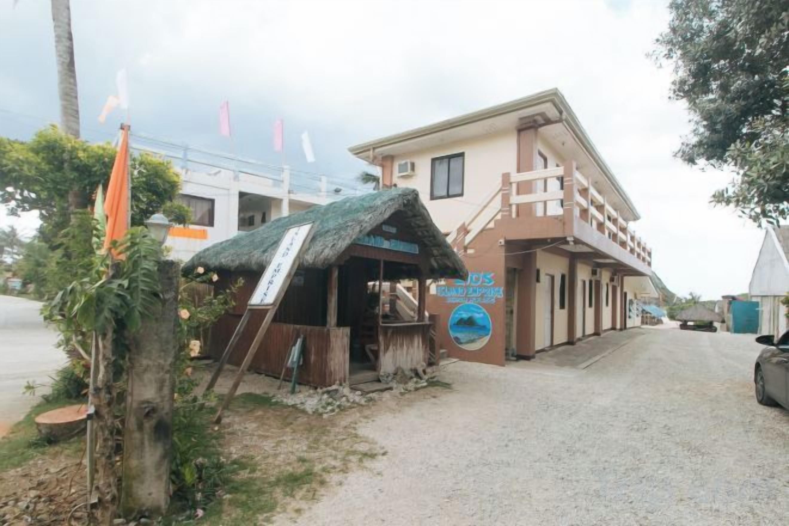 Un bâtiment doté d’une toiture en chaume et d’une enseigne indiquant qu’il s’agit d’un restaurant.
